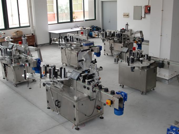 Fyrkantig flaska dubbel sida horisontell märkningsmaskin vanlig eller oregelbunden behållare