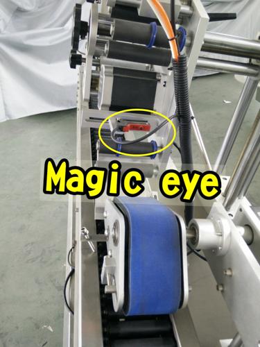 Höghastighets Delta servomärkningsmaskin för flaskmärkning för små runda flaskor