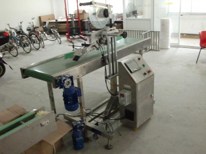 Självhäftande klistermärke för bordsskiva platt ytanikettapplikator med personsökningsmaskin som matar föremål