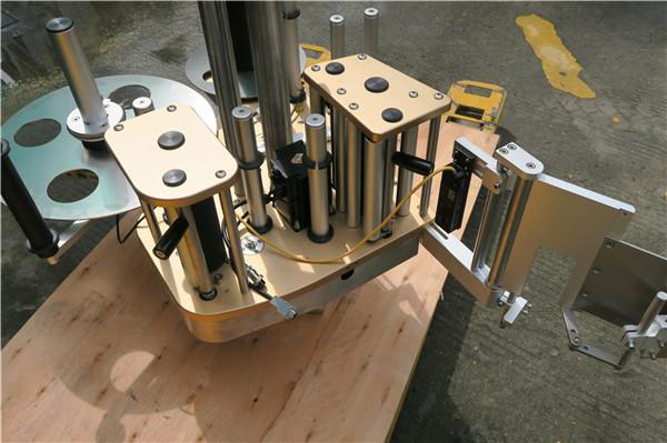 Höghastighets roterande klistermärke märkningsmaskin med rotationsfunktion