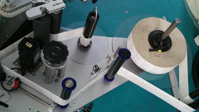 25 kg burk fyrkantig flaskdekalapparatmaskin, märkningsmaskin med matningsflaskor stabil hastighet