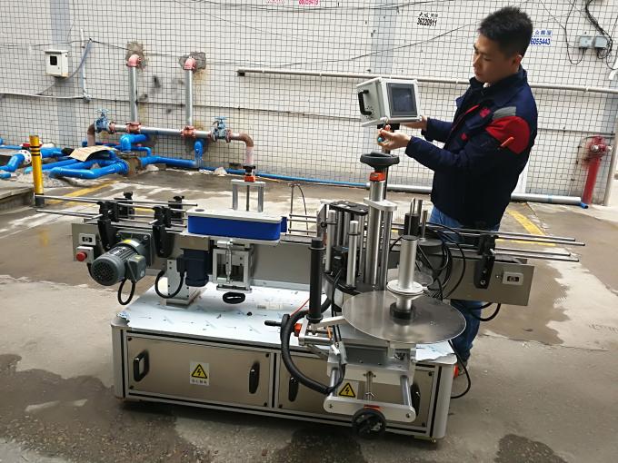 Helautomatisk märkning av rund flaskdekaler (bältetyp)