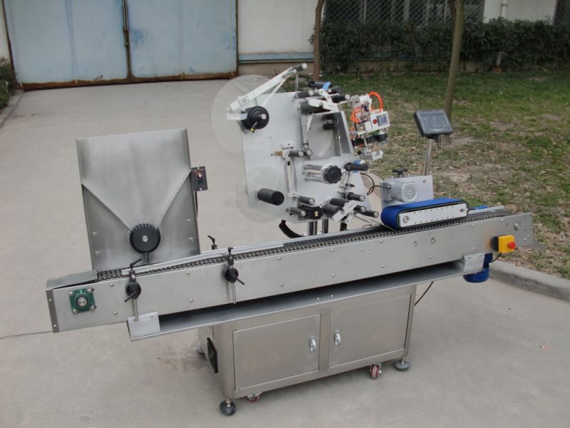 Kina transportband motor HY märke flaskmärkning maskin, 7: e batterietikett klistermärke maskin för elektronik leverantör