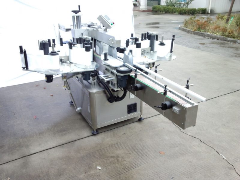 Kina automatisk tvåsidig klistermärkesmaskin med fram- och baksida för oval, rund, Aquare-flaska fast leverantör