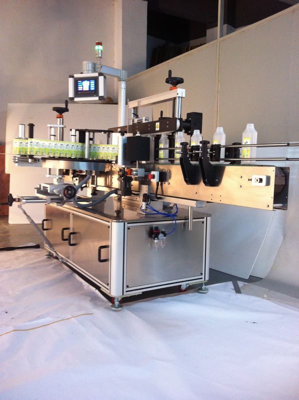 Kina Drycker Fyrkantig flaskmärkningsmaskin Dubbelsidig klistermärkeleverantör