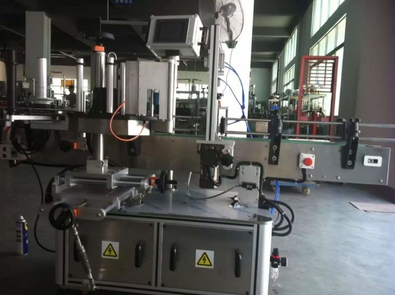 Kina Frukt / grönsaker Juice Round Bottle Sticker Märkningsmaskin för dryckesindustri leverantör