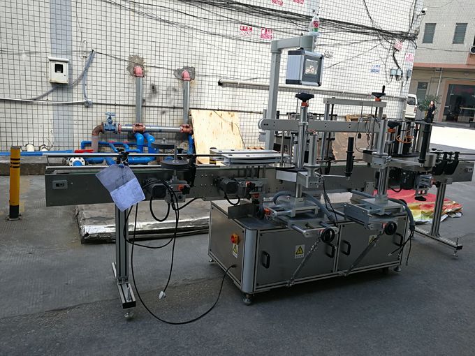 Tre etiketter Självhäftande märkningsmaskin 110V / 380V spänning