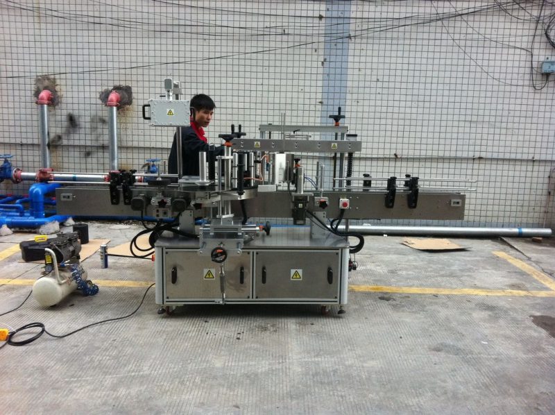 Kina helautomatisk självhäftande rund flaskmärkningsmaskin för husdjursflaskor fram och bak leverantör